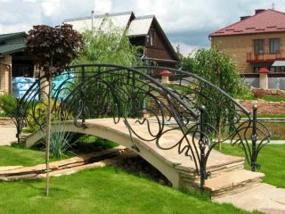 Bagaimana untuk membuat jambatan di dacha dengan tangan anda sendiri