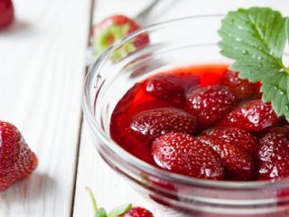 Mermelada de fresa con frutos rojos enteros