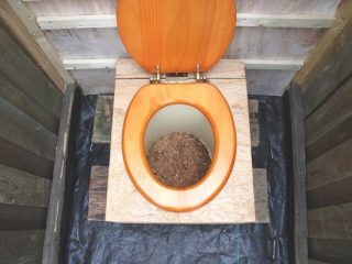 Toilet in het land met een septic tank