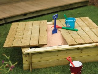 Kotak pasir DIY dengan penutup