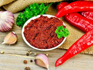 Adjika z korenia a cesnaku na zimu