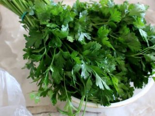 Is it possible to freeze parsley for the winter?