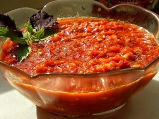 وصفة Adjika: لعق الأصابع جيدًا