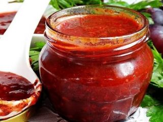 Adjika na zimu z paradajok