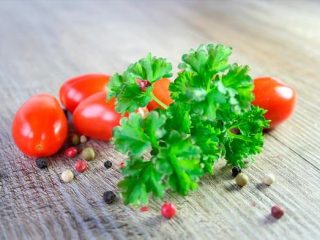 Recept na paradajky a petržlenovú vňať na zimu