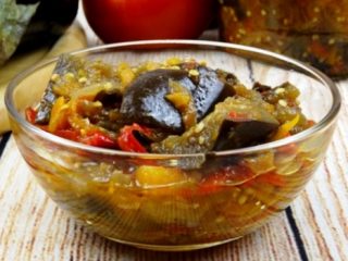 ليتشو مع الباذنجان والطماطم والفلفل