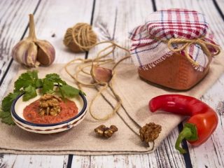 Adjika de pasta de tomate para el invierno.