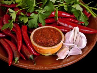 Adjika de tomate hervido: recetas