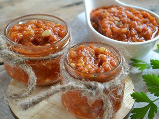 Adjika from zucchini with apples