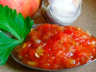 Recept na surovú adjiku s chrenom