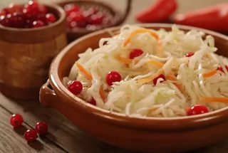 طرق تخمير الملفوف بالتوت البري