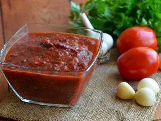 Tkemali s paradajkovou pastou: recept