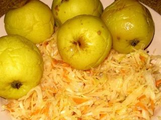 Recept na nakladané jablká a kapustu