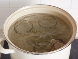 Sterilizing jars with boiling water