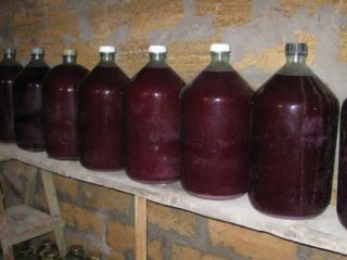 Cómo hacer vino casero con uvas tintas.
