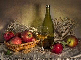 Vino de manzana en casa.