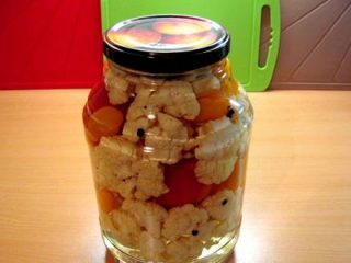 Marinated cauliflower with tomatoes