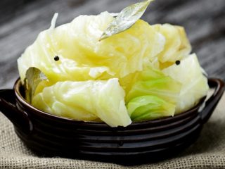 Instant pickled cabbage in large pieces: recipe