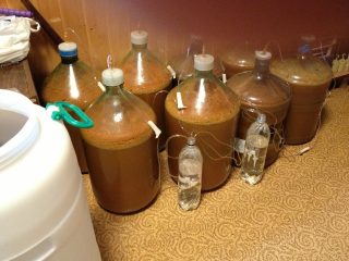 Hausgemachter Wein aus Apfelmarmelade