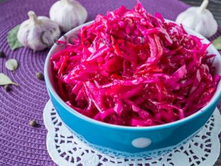 Instant pickled cabbage with beets
