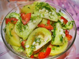 Gemarineerde gesneden groene tomaten met hete pepers