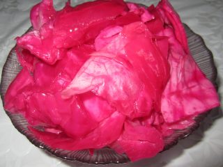 Pickled cabbage with petals and beet