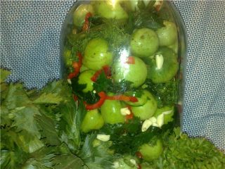 Cómo encurtir en frío tomates verdes en un balde