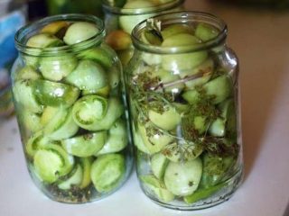 Recept na nakladané zelené paradajky s cesnakom a bylinkami