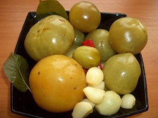 How to quickly pickle green tomatoes