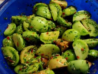 Recept na jemne solené zelené paradajky s cesnakom
