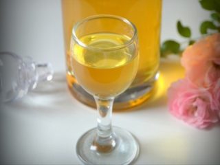 Tintura de feijoa con alcohol o alcohol ilegal.