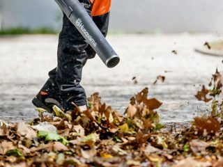 Garden vacuum cleaner for collecting leaves