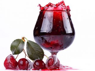 Vino de cereza en casa.