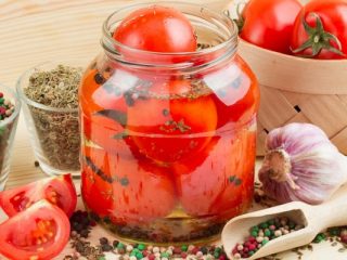 Canned tomatoes in apple juice without sterilization