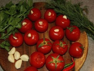 Retete de rosii de iarna marinate cu usturoi