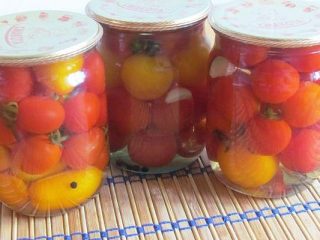 Tomatoes marinated for the winter with cloves