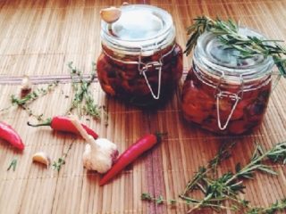 Tomates marrones marinados