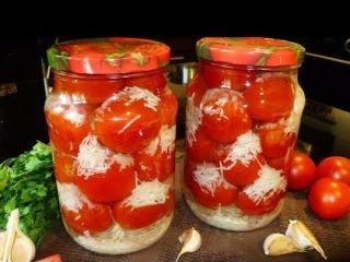 Tomatoes in the snow with garlic