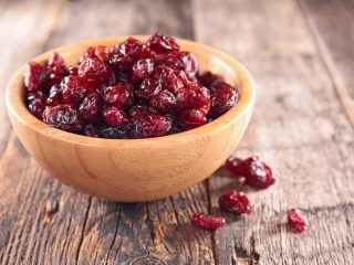 Zongedroogde veenbessen: recepten, calorieën