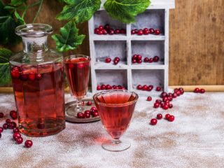 Cranberry tincture with alcohol