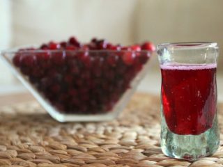 ليكيور التوت البري محلية الصنع