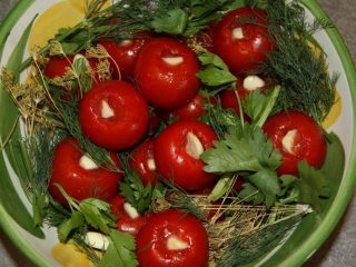 Recipes for stuffed tomatoes with garlic inside for the winter