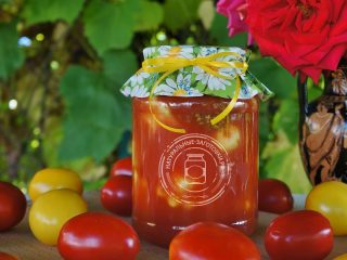 Skuasy dalam jus tomato untuk musim sejuk: 5 resipi