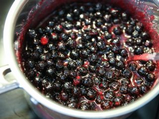 Mermelada de chokeberry con hojas de cerezo