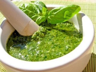 Pesto: classic recipe with basil