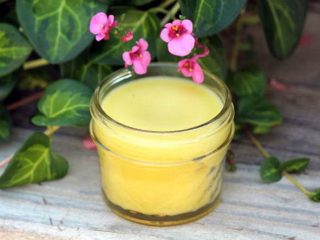 Menggunakan salap yang diperbuat daripada lilin, minyak dan kuning telur