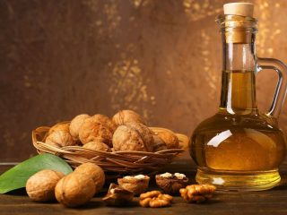 صبغة على أقسام الجوز مع الفودكا والكحول