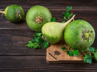 Lobak hijau: sifat berfaedah dan kontraindikasi