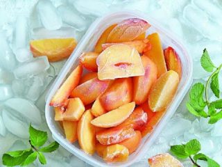 How to Freeze Fresh Peaches for the Winter