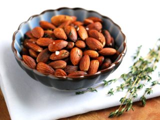 Pörkölt mandula: előnyök és károk